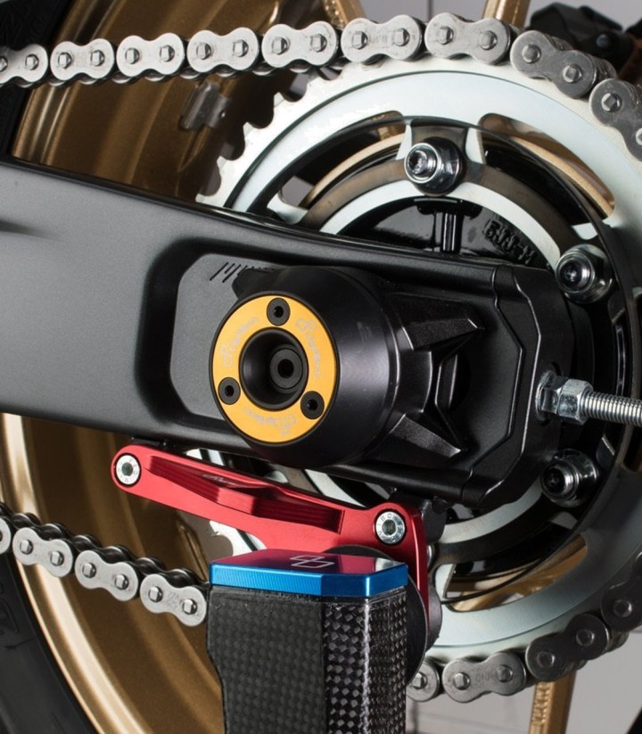 Protectores de Eje LighTech Traseros en Oro para Yamaha MT 07 (14-24), R7 (22-24)