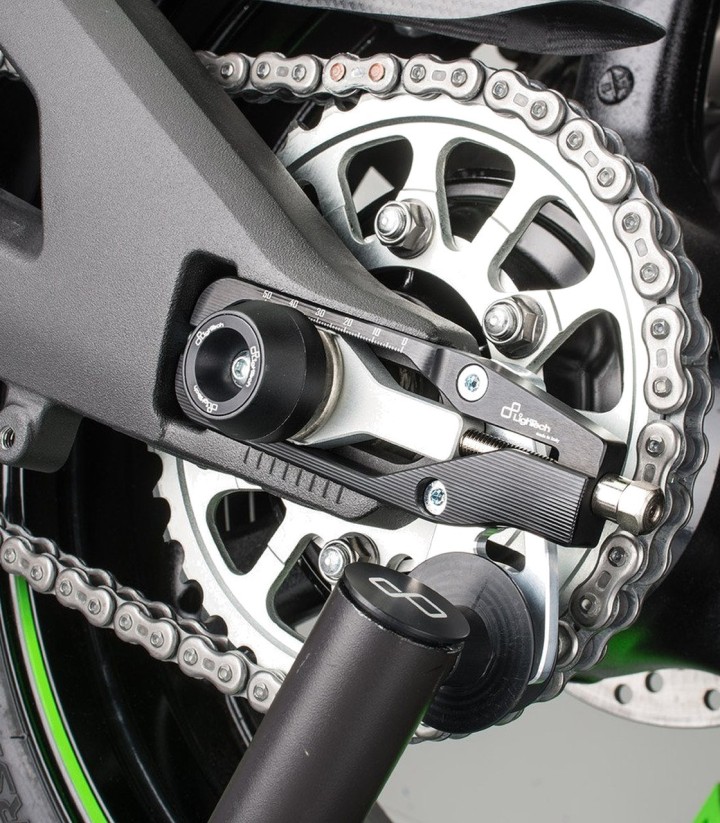Protectores de Eje LighTech en Negro para Kawasaki ZX 10 R (16-25)