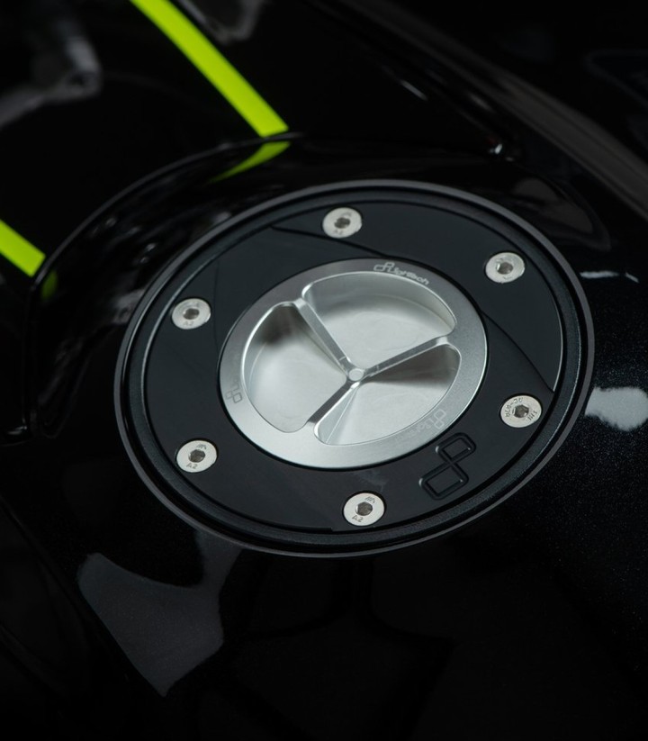 Tapón de Depósito de Rosca LighTech en Negro para Aprilia RS 660 (20-25), Tuono 660 (20-25), Triumph Street Triple 765 (17-24)