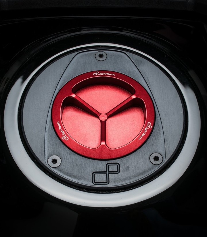 Tappo serbatoio a vite LighTech rosso per diversi modelli Honda