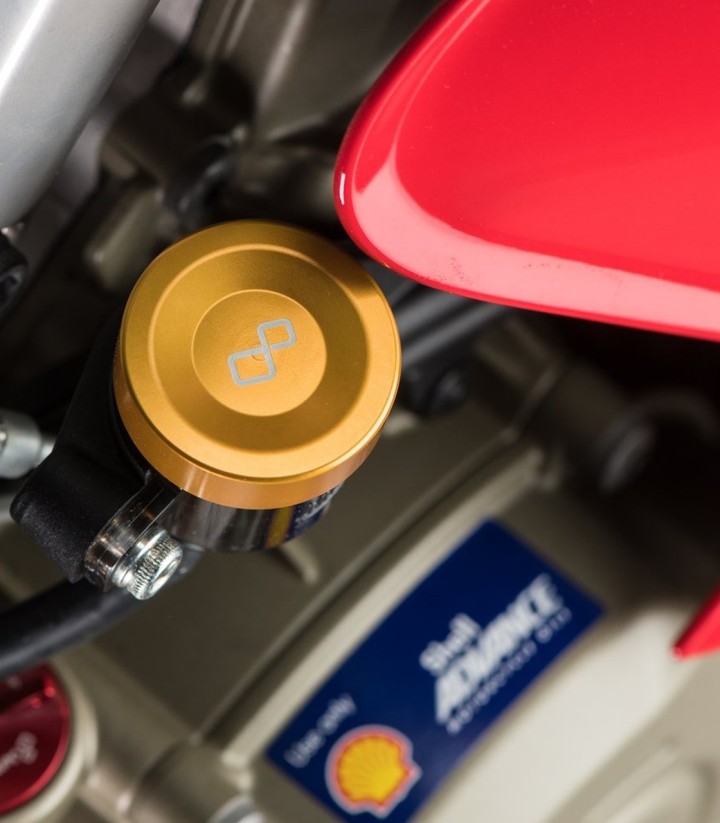 Tapa de Bomba de Embrague LighTech en Oro para varios modelos de Ducati y KTM
