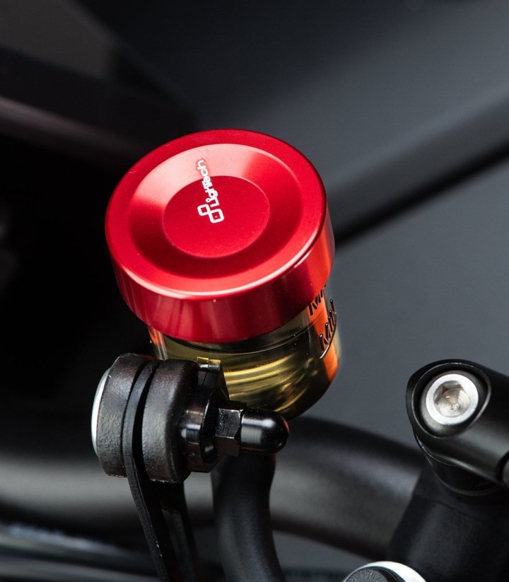 Tapa de Bomba de Embrague LighTech en Rojo para varios modelos de Ducati y KTM