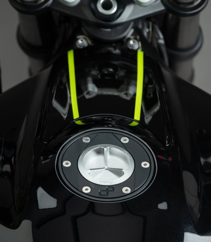 Tappo serbatoio a vite LighTech nero per Aprilia RS 660 (20-25), Tuono 660 (20-25), Triumph Street Triple 765 (17-24)