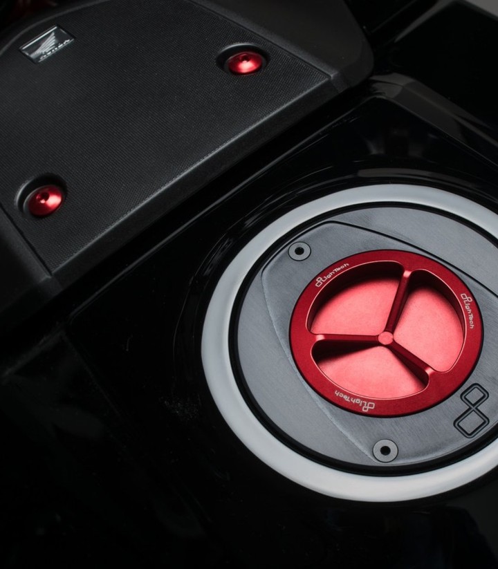 Tampão de depósito roscado LighTech em vermelho para vários modelos de Honda