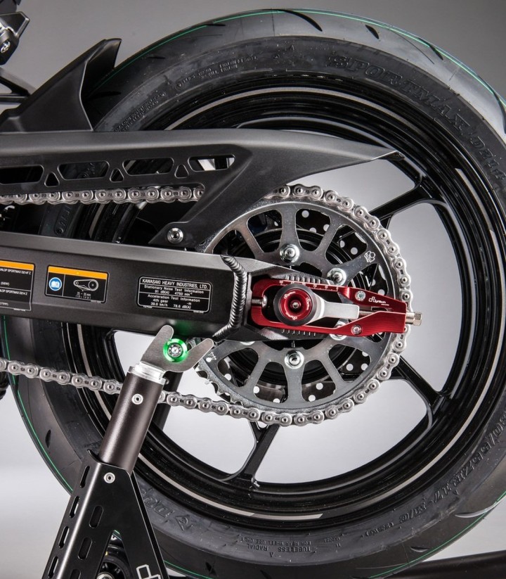 Tendeurs de chaîne LighTech coloris rouge pour Kawasaki Z 900 (17-25), ZX 6 R (09-17)