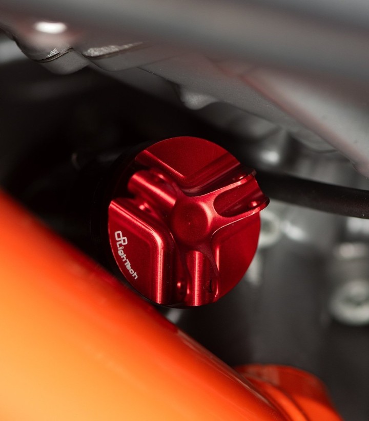 Olievuldop LighTech M24 x 3 rood voor KTM Duke 790 (18-25), 890 (20-23), Super Duke 1290 R (20-23), 1390 R (24-25)