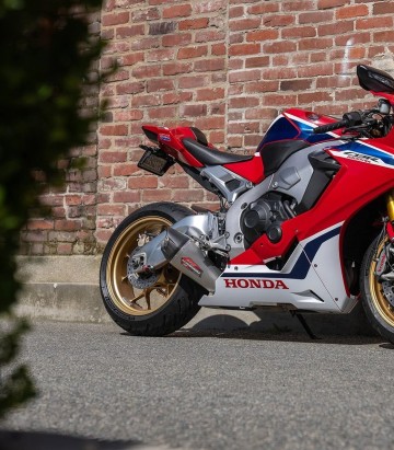 Scarico Yoshimura AT2 Acciaio con fondello in carbonio per Honda CBR 1000 RR (17-24) 12202bp521