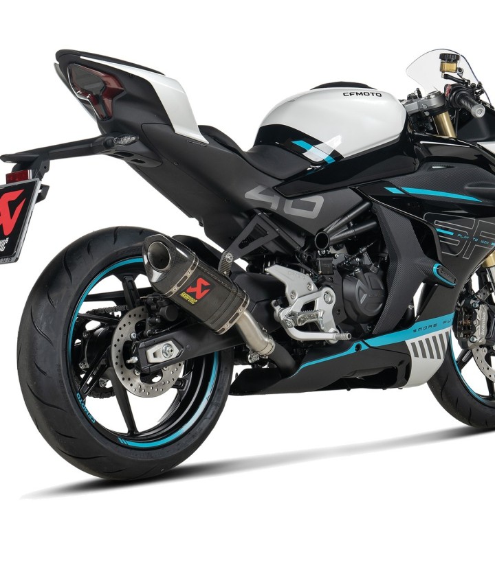Soporte de Silencioso Akrapovič para CFMOTO NK 450 (24-26), SR 450 (24-26) P-X342