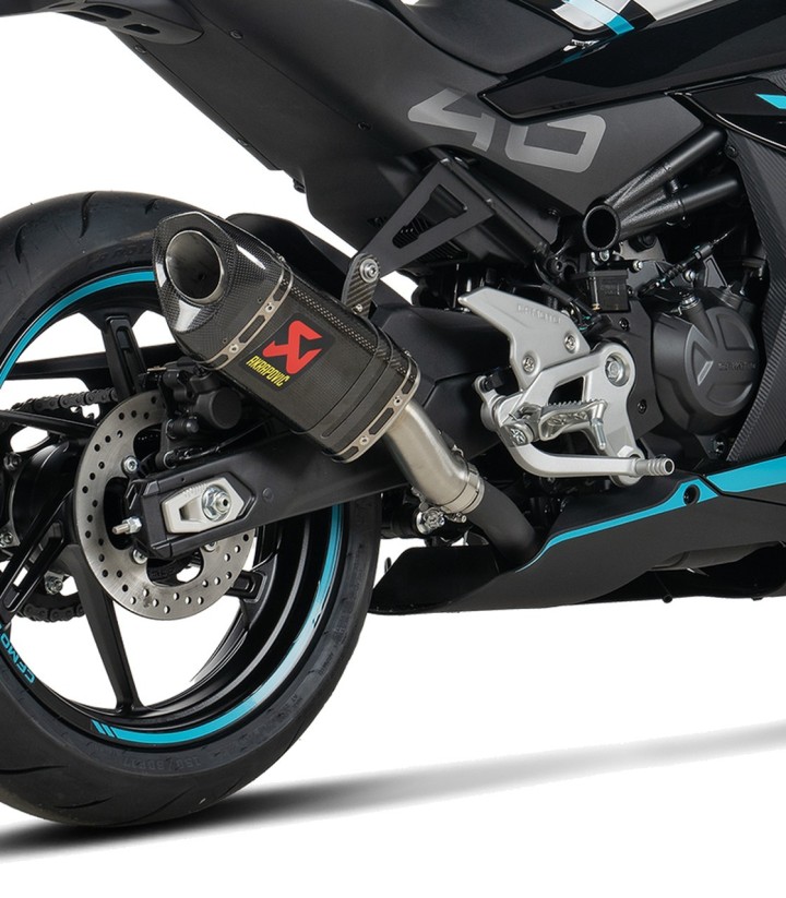 Échappement Akrapovič en carbone pour CFMOTO NK 450 (24-26), SR 450 (24-26) S-CF4SO1-APC