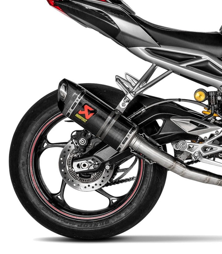Akrapovič-uitlaat van carbon voor Triumph Daytona 765 (17-19), Street Triple 765 (17-19) S-T7SO2-APC