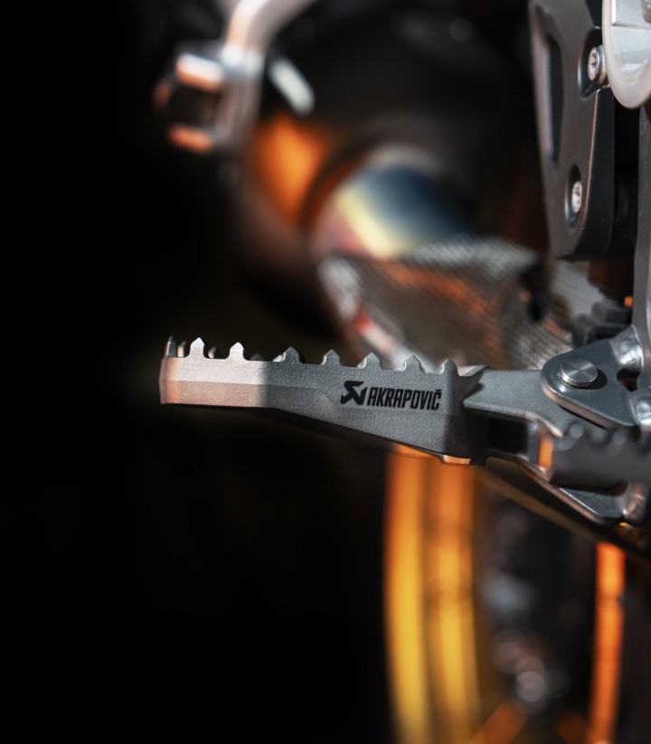 Akrapovič Adventure-Fußrasten-Kit aus Titan für mehrere Modelle von BMW F-BM13T1