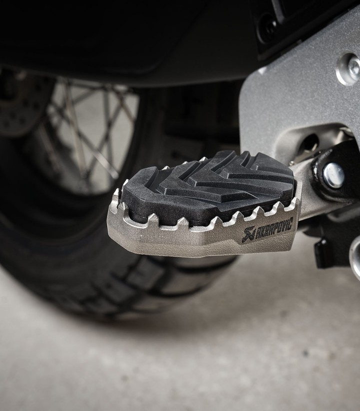 Akrapovič Adventure-Fußrasten-Kit aus Titan für verschiedene Modelle von CFMOTO F-CF4T1