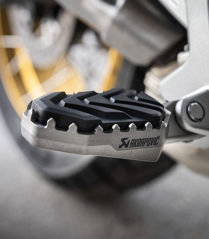 Kit di pedane Adventure Akrapovič in titanio per diversi modelli CFMOTO F-CF4T1