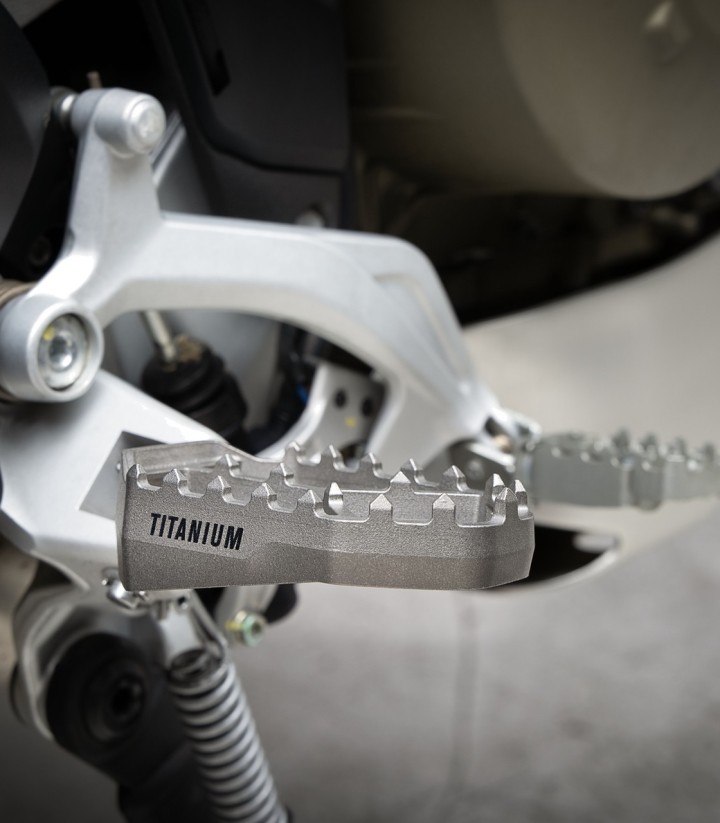 Kit de poisa-pés Adventure Akrapovič em titânio para Ducati Multistrada 1100 V4 (24-26), 1200 V4 (21-26), 950 (25-26) F-D12T1