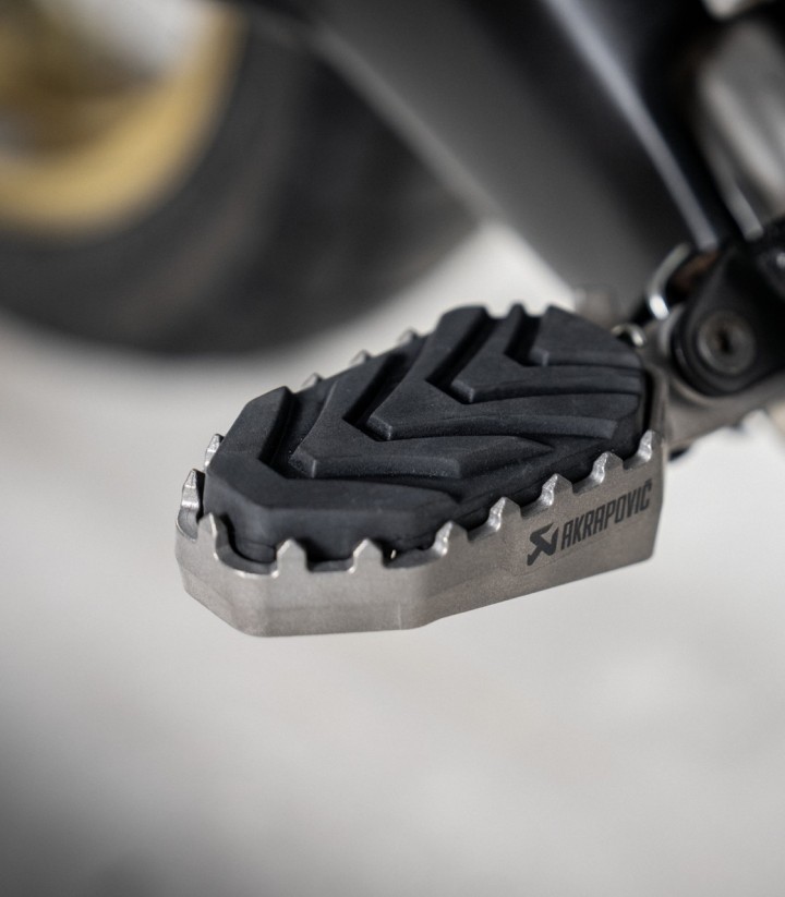 Akrapovič Adventure-Fußrasten-Kit aus Titan für verschiedene Modelle von Honda F-H11T1