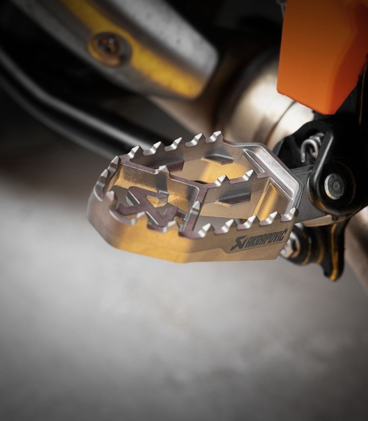 Kit de poisa-pés Adventure Akrapovič em titânio para vários modelos de GASGAS, Husqvarna e KTM F-KTM12T1