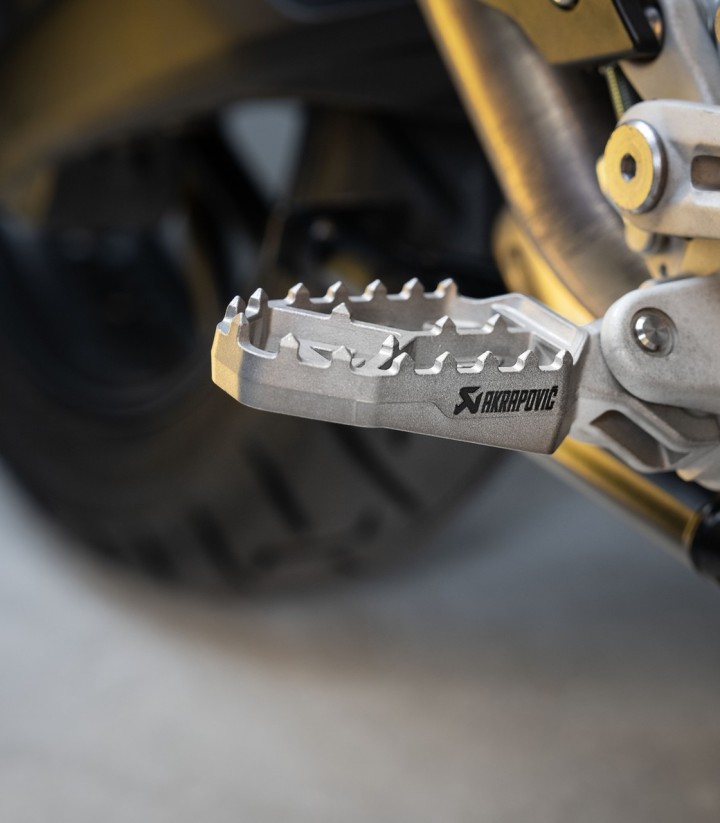 Kit de Reposapiés Adventure Akrapovič en Titanio para varios modelos de Triumph F-T12T1