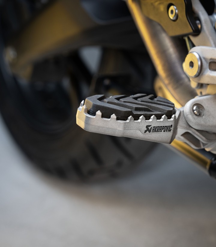 Akrapovič Adventure Footpeg Set in Titanium for several Triumph models F-T12T1