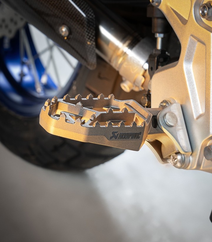 Kit de Reposapiés Adventure Akrapovič en Titanio para Yamaha Tenere 700 (19-26) F-Y7T2