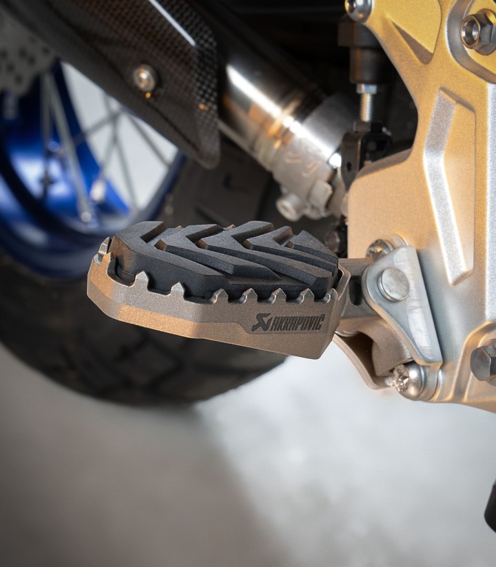 Akrapovič Adventure Footpeg Set in Titanium for Yamaha Tenere 700 (19-26) F-Y7T2