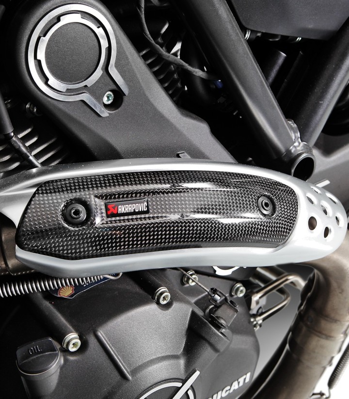 Escudo Térmico Akrapovič en Carbono para Ducati Monster 659/797 (17-20), Scrambler 1100 (18-21), Scrambler 800 (15-22) P-HSD12E3