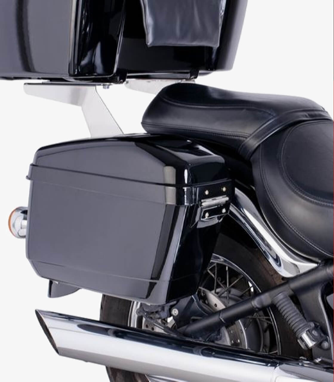 Rigid saddlebags for custom motorcycle of 20 liters capacity. Color in  black gloss. It comes with everything necessary for in…