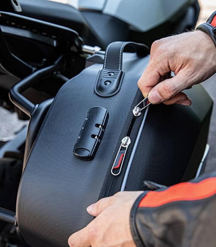 Maletas laterales WL900 Weightless color Negro de Givi WL900