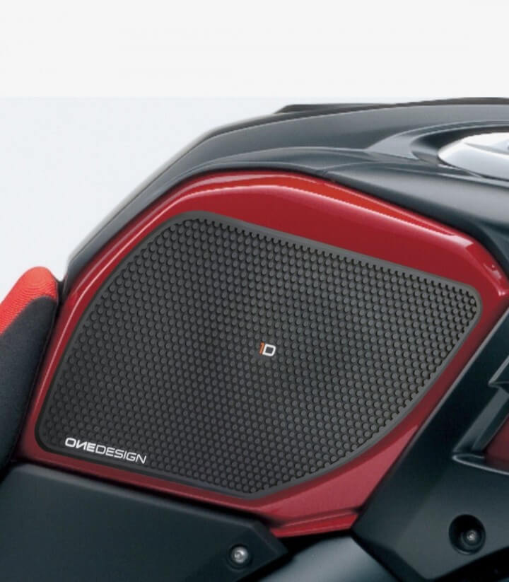 Seitliches Tankpad Suzuki DL1000 V-Strom (17-19) in der Farbe Schwarz von Puig 20082N