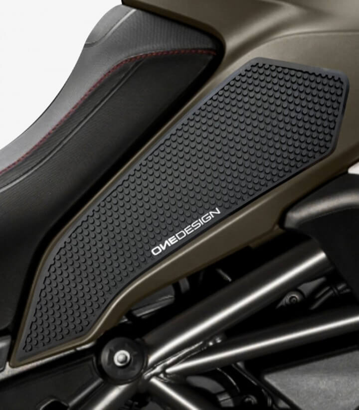 Protector depósito lateral One Design color Negro de Puig 20070N