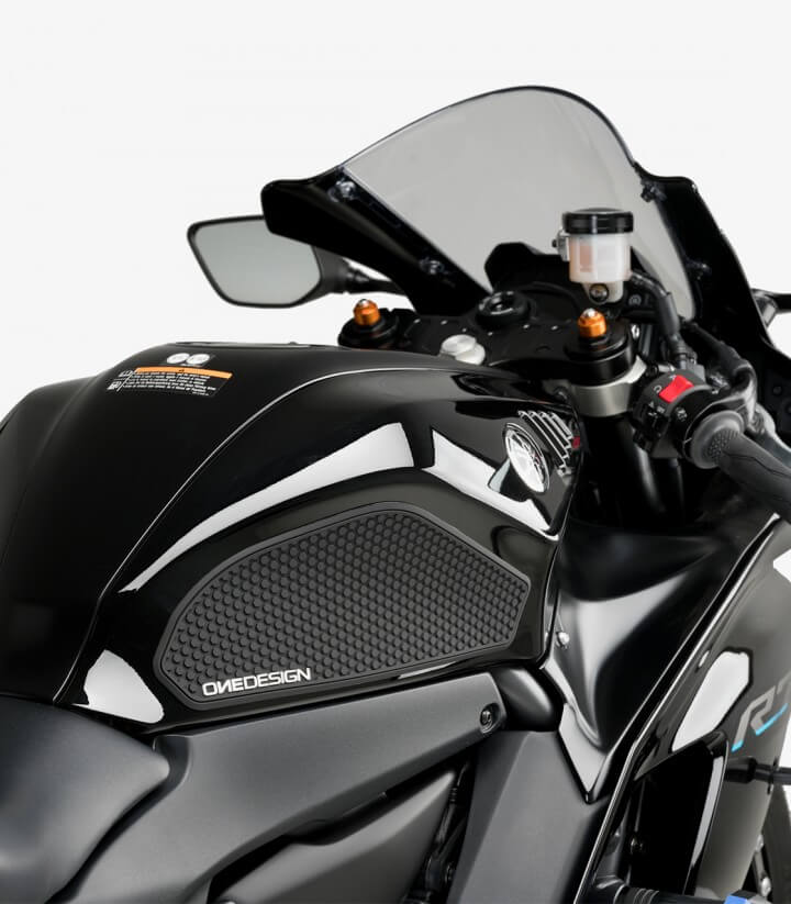 Seitliches Tankpad Yamaha YZF-R7 (22-25) in der Farbe Schwarz von Puig 21300N