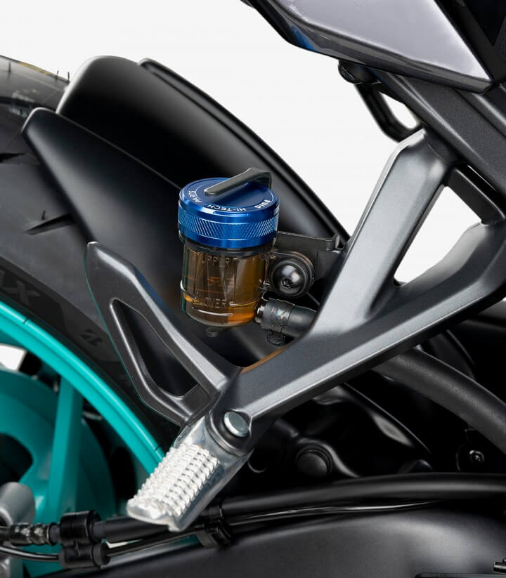 Tapa depósito líquido freno trasero Puig color Azul 21718A para varios modelos de Yamaha, Triumph, Kawasaki, Voge y Husqvarna