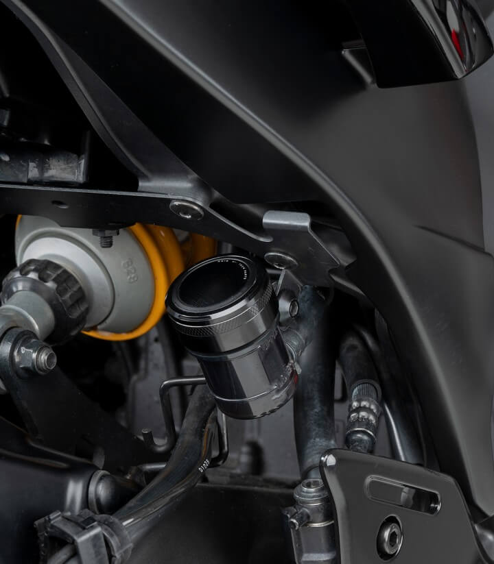 Tapa depósito líquido freno trasero Puig color Negro 21718N para varios modelos de Yamaha, Triumph, Kawasaki, Voge y Husqvarna