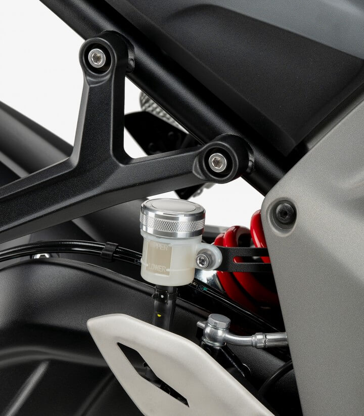 Tapa depósito líquido freno trasero Puig color Plateado 21718P para varios modelos de Yamaha, Triumph, Kawasaki, Voge y Husqvarn