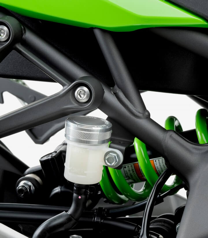 Tapa depósito líquido freno trasero Puig color Plateado 21718P para varios modelos de Yamaha, Triumph, Kawasaki, Voge y Husqvarn