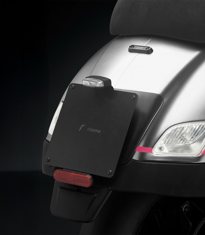Portamatrículas Rizoma Vespa GTS / GTS Super / Sei Giorni (15-22) PT810B