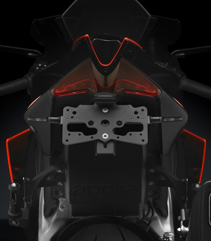 Rizoma License Plate Holder Fox Aprilia RSV4 1100 / Tuono V4 (21-24) PTS802B