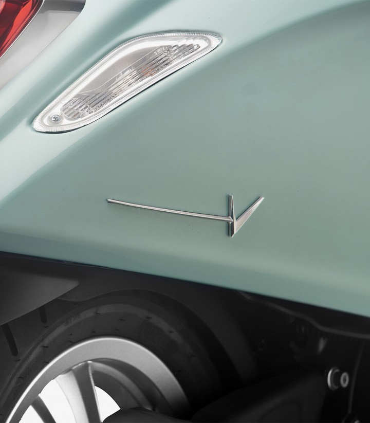 Seitenembleme Rizoma in Silber ZVP046A Vespa Elettrica, Primavera, Sprint (18-25)