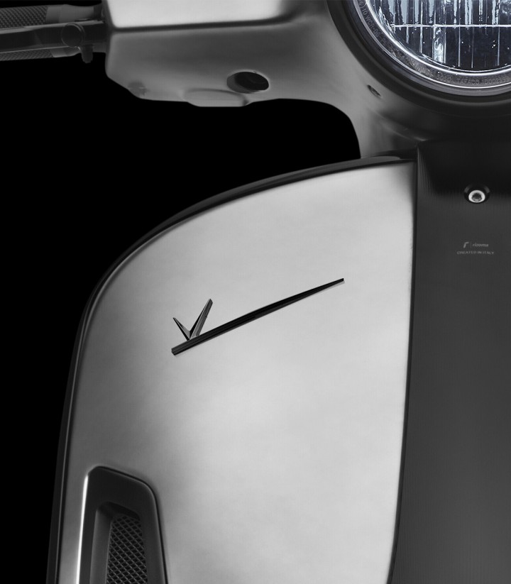 Icono Delantero Rizoma en Negro ZVP038B Vespa Elettrica, GTS, GTV, Primavera, Sprint y Sei Giorni (18-25)