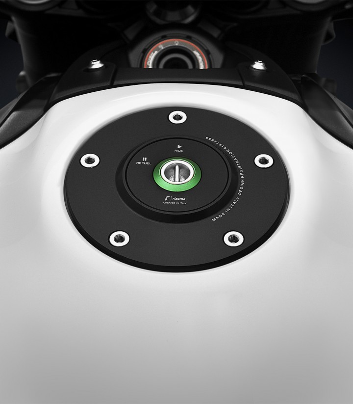 Tapón Depósito Street Negro Rizoma Kawasaki ER-6F/ER-6N, Ninja ZX-4/6/10/R, Z 650 / 750 / 800, Z 900 / RS, Versys 1000, Versys-X