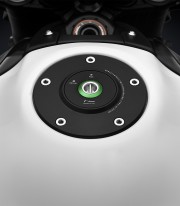 Tapón Depósito Street Negro Rizoma Kawasaki ER-6F/ER-6N, Ninja ZX-4/6/10/R, Z 650 / 750 / 800, Z 900 / RS, Versys 1000, Versys-X