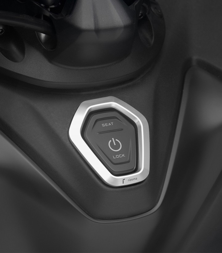 Embellecedor Pulsador Encendido Rizoma Yamaha T-Max 560 / Tech Max (22-25) Plateado ZYF058A