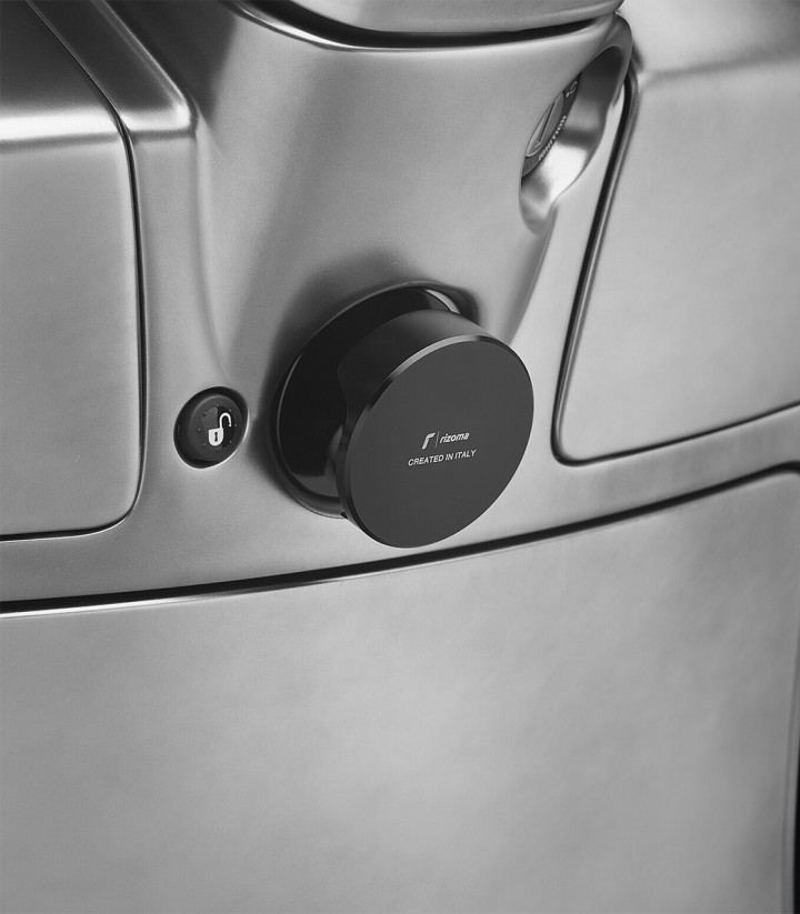 Gancho Porta Maleta Rizoma Negro Vespa GTS / Super, Sei Giorni (15-22) ZVP016B