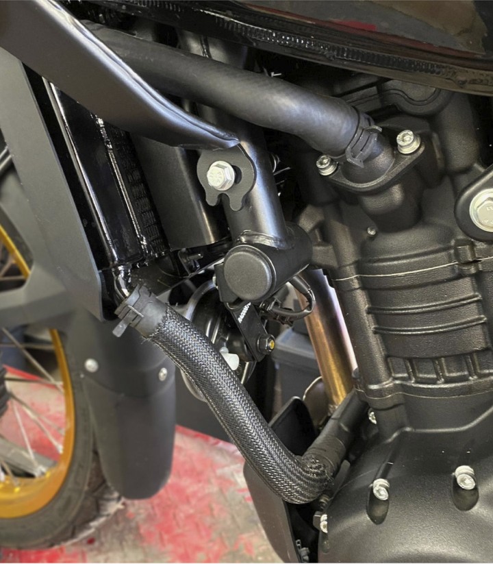 Puig Rahmenstopfen Royal Enfield Guerrilla 450, Himalayan 450 (24-26) in Schwarz 22323N