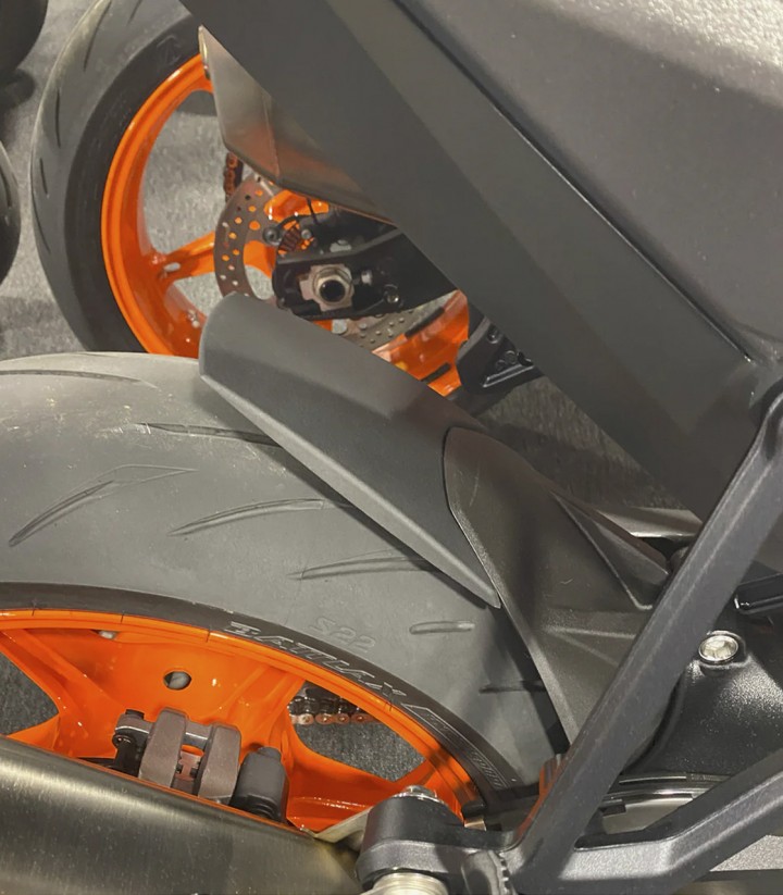 Extensión guardabarros trasero Puig 22504J para KTM 990 Duke / R (24-26)