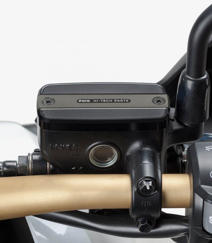 Tapa depósito líquido embrague Puig color Titanio 9262Y para varios modelos de Honda