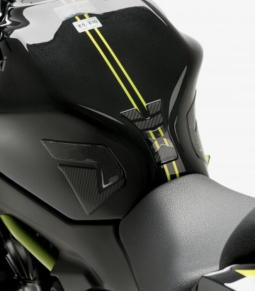 Protector depósito Kawasaki Z650 (17-25) Puig Símil carbono 9297C