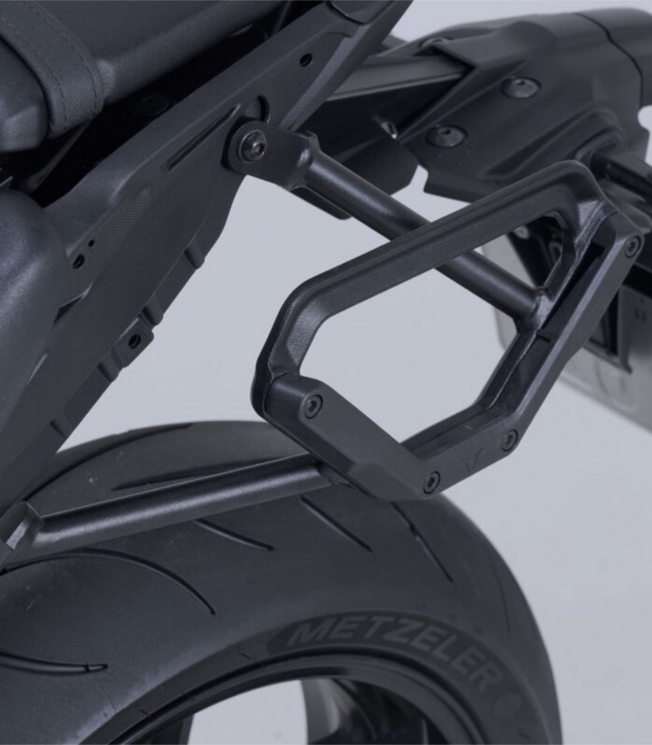 Soporte Lateral Izquierdo V-LOC Yamaha MT-09 (23-24) SW-MOTECH VMC.06.036.10000 VMC.06.036.10000
