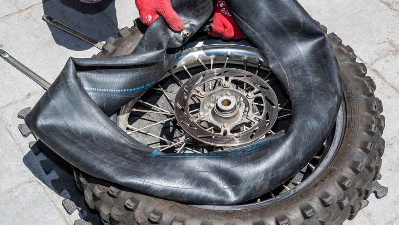 como-reparar-pinchazo-moto