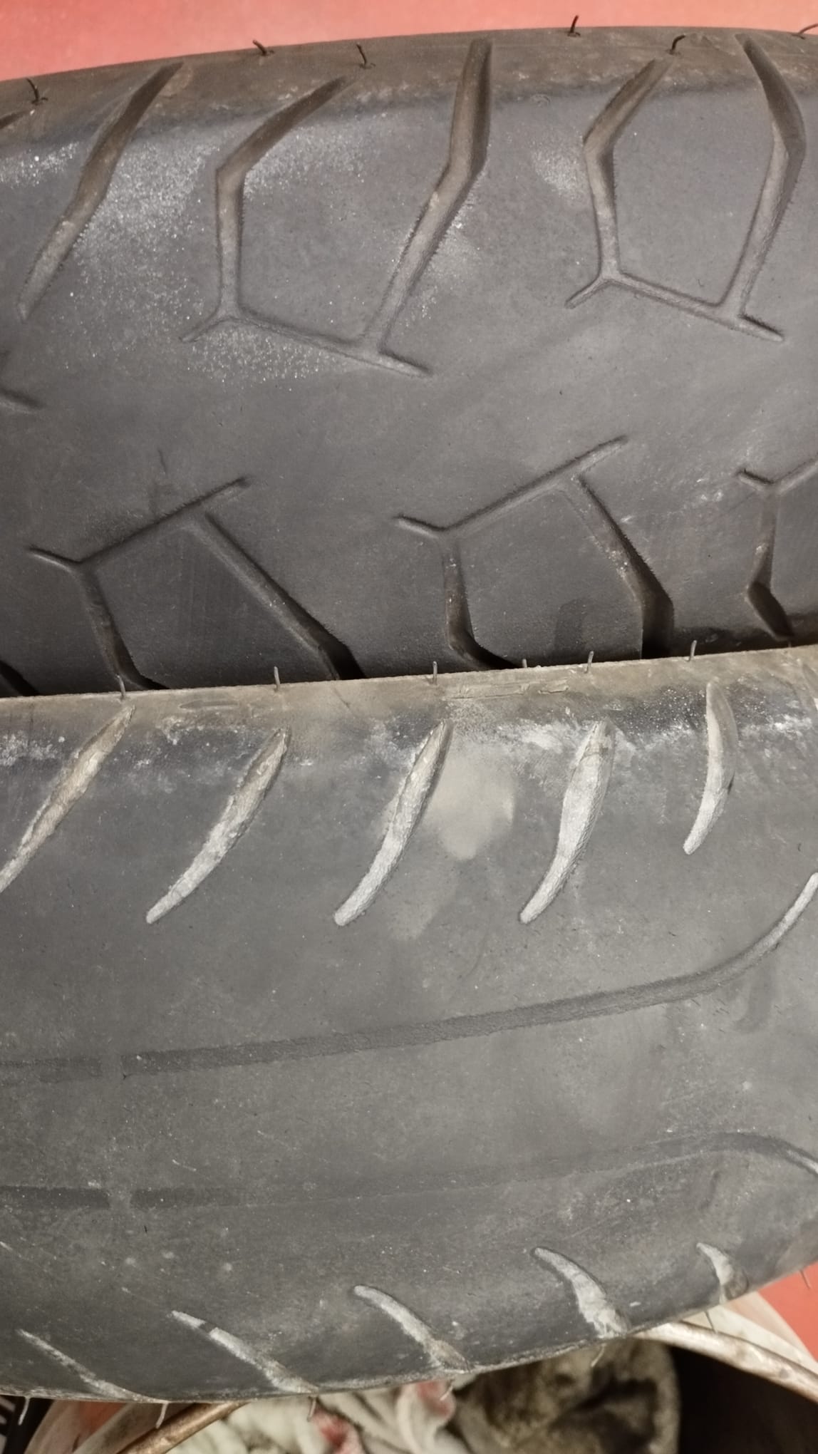 Neumáticos de moto desgastados 