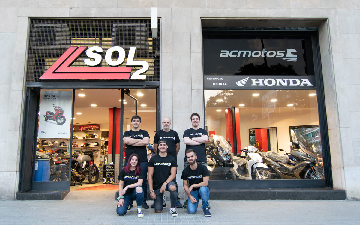 Das ACMOTOS-Team vor dem Laden Sol-2